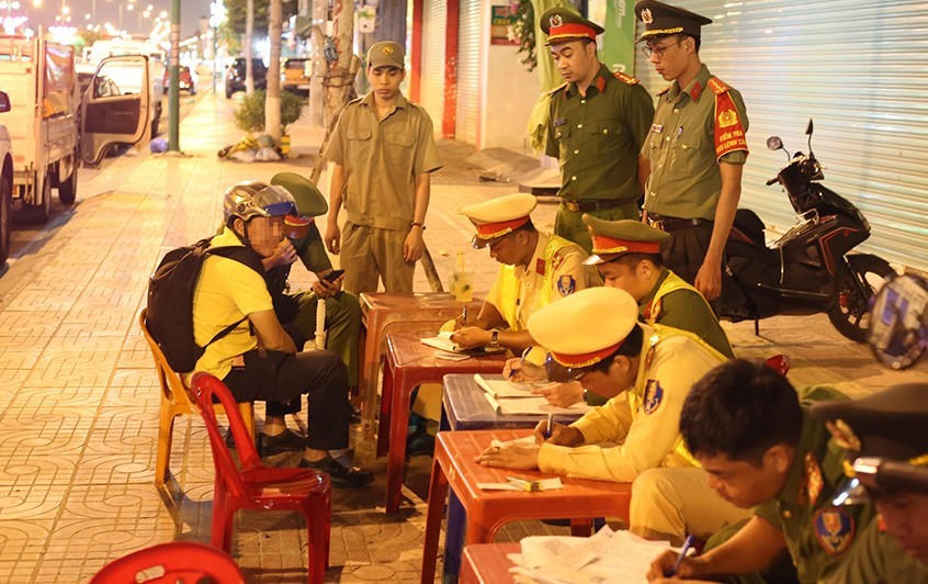 Lực lượng CSGT kiểm tra nồng độ cồn đối với thuyền viên, người lái phương tiện đường thuỷ (ảnh: Công tỉnh Bình Thuận cung cấp)