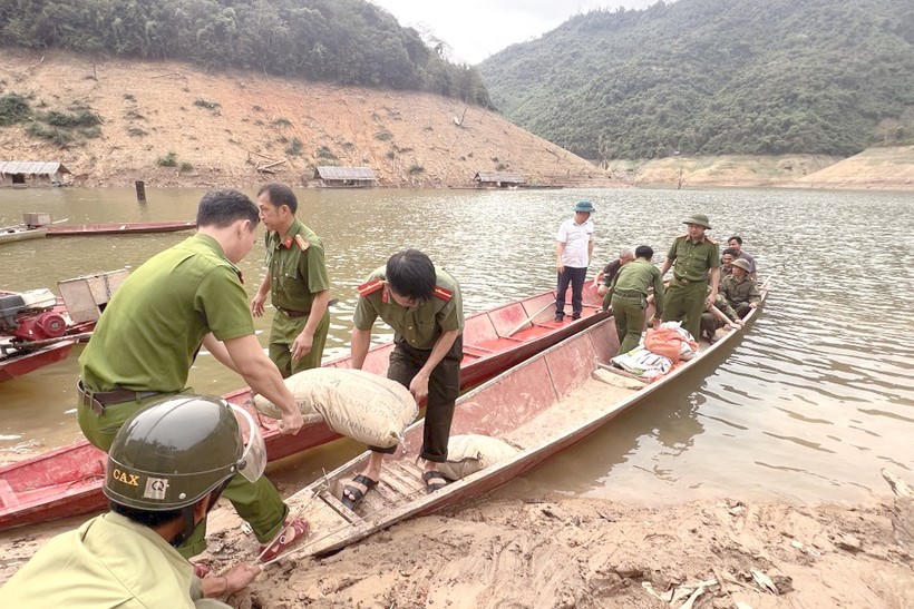 Vượt sông xây nhà cho người nghèo khu vực miền núi.