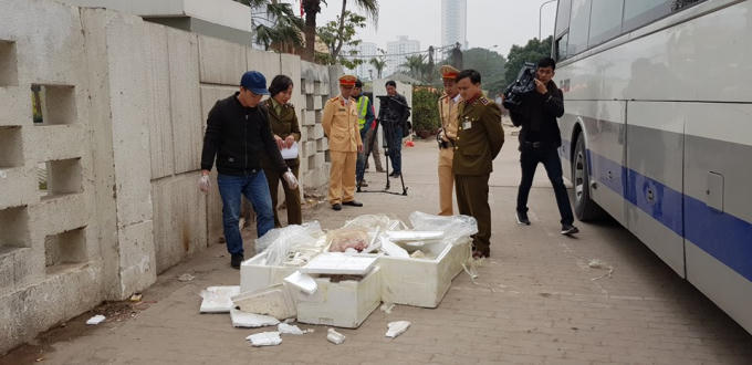 Lực lượng chức năng đã bắt giữ xe khách chở số lượng khủng nội tạng đã bốc mùi hôi thối vào Hà Nội để tiêu thụ.