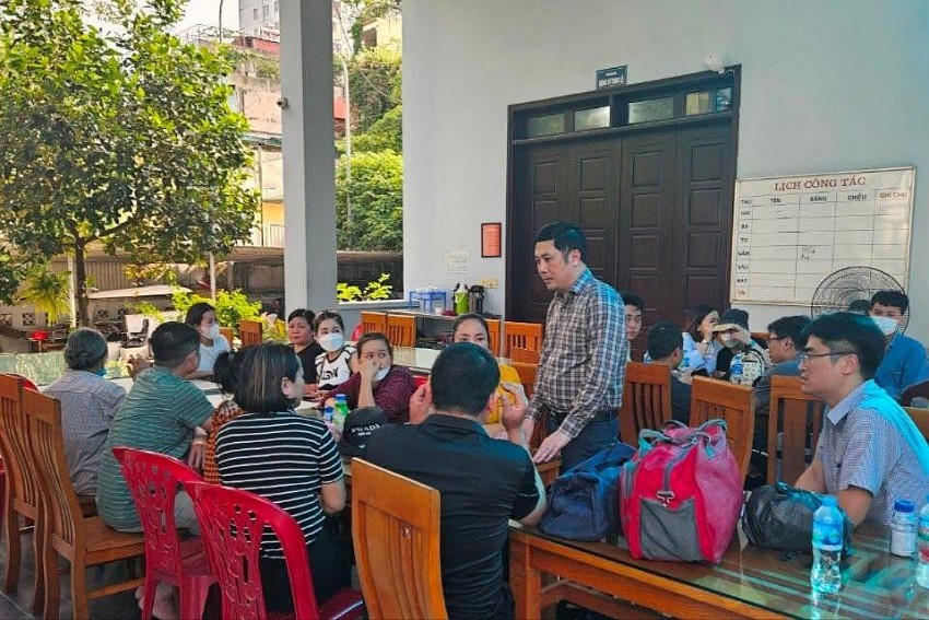 Phó Chủ tịch UBND quận Cầu Giấy Ngô Ngọc Phương thăm hỏi, chia buồn với các gia đình nạn nhân tại Nhà tang lễ Bệnh viện 19/8.