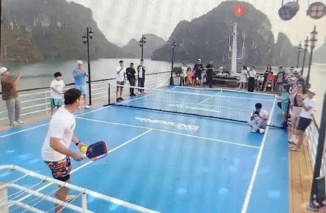 Khách chơi pickleball trên boong tàu Black Pearl Cruise, số hiệu QN-6699.
