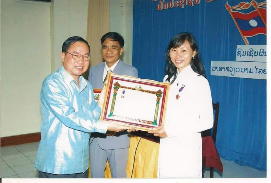 Thạc sĩ Nguyễn Thị Hiền vinh dự được Chủ tịch nước Lào tặng thưởng Huân chương Lao động hạng Ba năm 2009.