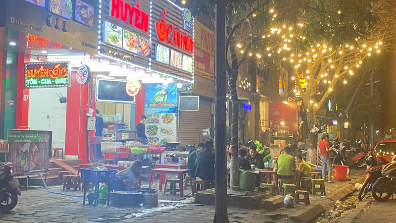 Một số quán ăn đã qua 10h song vẫn có khách ngồi ăn uống