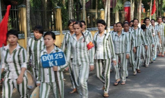 Phạm nhân trở về sau giờ lao động.