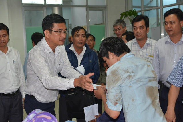 Ông Phạm Văn Cảnh - Phó Chủ tịch UBND tỉnh Long An thăm hỏi các nạn nhân tại BV Đa khoa Tỉnh Long An