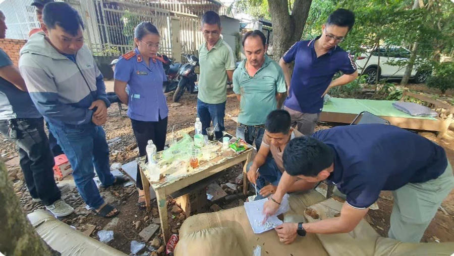 Đối tượng Nguyễn Anh Tuấn cùng tang vật bị công an bắt giữ.