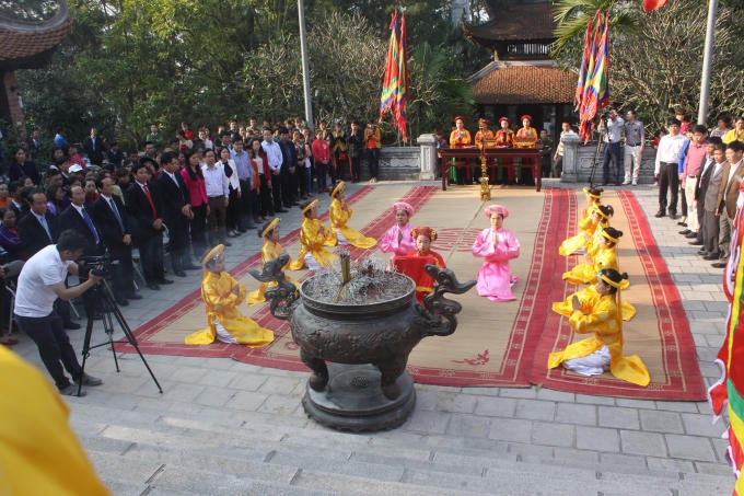 Đội nữ quan với 12 cô gái thanh tân trong trang phục áo dài, đầu đội khăn kim tuyến, thắt lưng dải lụa, chân đi hài thêu theo nghi thức truyền thống.