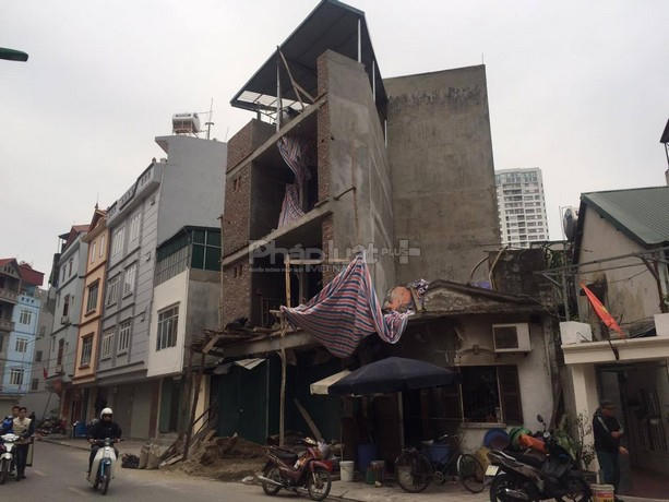 Dường như chủ nhà không hợp thửa được với chủ hộ nào khiến căn nhà phải vá víu, xây dựng trong hình thù "kỳ dị".
