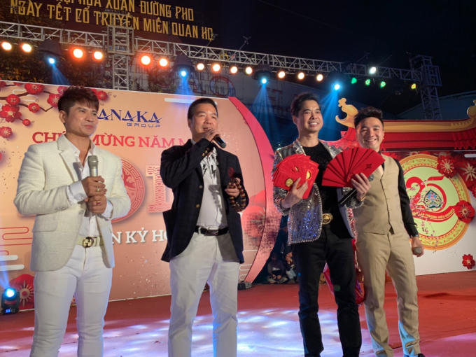 Danh ca Ngọc Sơn cưỡi thuyền rồng, hát Quan họ và tặng vàng cho khán giả Bắc Ninh