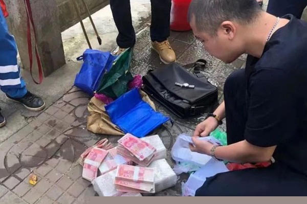 Tổng số tiền được kiểm đếm là 600.000 nhân dân tệ (~2,1 tỷ đồng).