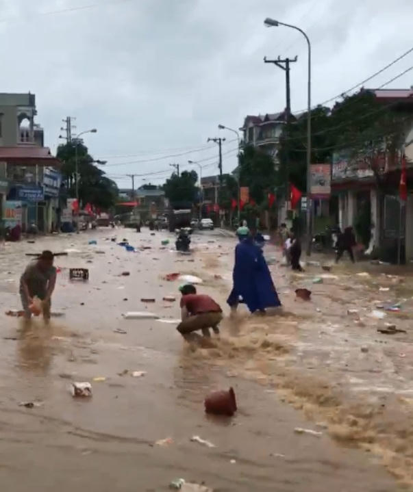 Hàng hóa bị trôi theo dòng nước dọc quốc lộ 6 qua huyện Mai Sơn, Sơn La.