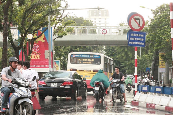 Nhìn những hình ảnh này, có lẽ nhiều người không khỏi phải suy ngẫm về nạn ùn tắc giao thông kinh niên ở Hà Nội vì sao vẫn chưa cải thiện bao nhiêu và "văn hoá giao thông" kiểu Hà Nội.