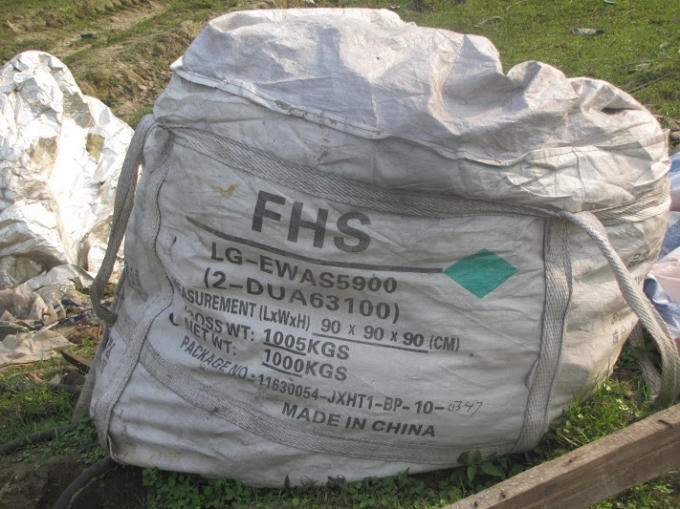 Những bao tải chứa rác xuất xứ từ Trung Quốc chứa những loại phế thải bên trong mà chưa hề có cá nhân hay tổ chức nào đánh giá  được tác hại?