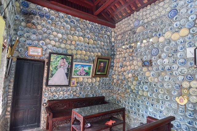 Đam mê cháy bỏng với những bát đĩa cổ, ông Trường phải lăn lộn nhiều năm ở các tỉnh miền Bắc như Bắc Giang, Hưng Yên, Yên Bái, Lào Cai… để tìm kiếm và mua lại. Nhiều bát đĩa, bình gốm ông sưu tầm được có niên đại từ thế kỷ 17, 18 vô cùng quý giá và hiếm có.