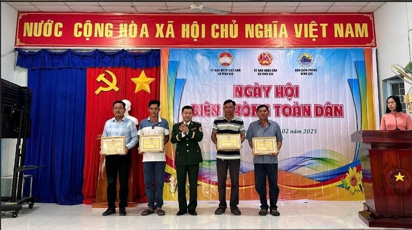 Khen thưởng các tập thể, cá nhân