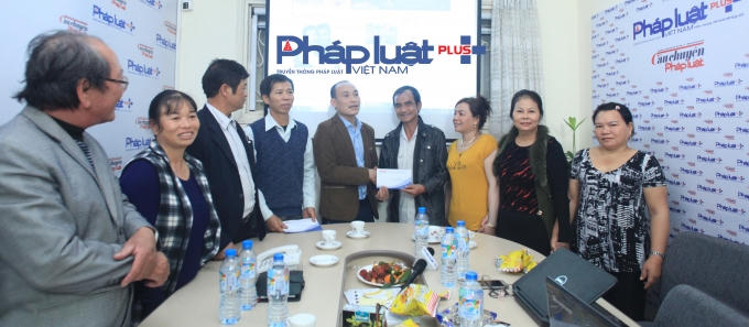 Nhà báo Phạm Quốc Cường tặng quà của tòa soạn cho ông Huỳnh Văn Nén và gia đình