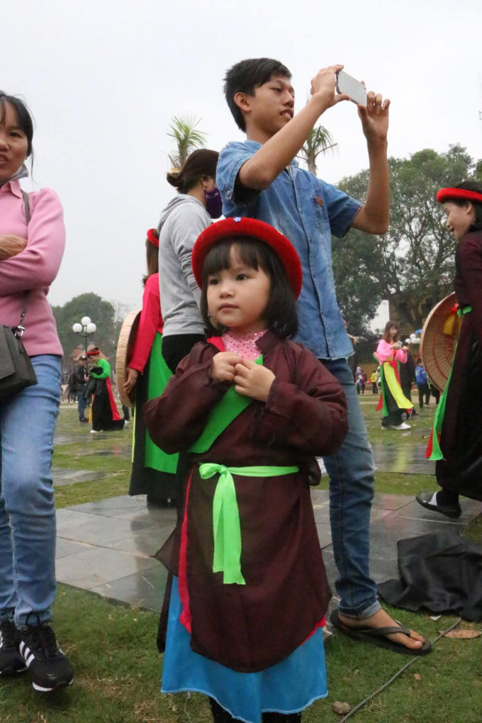 trẻ em cũng luôn tỏ ra thích thú khi diện trang phục này.