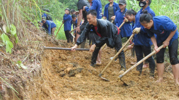 CLB Trái tim Tình nguyện tham gia giúp đỡ làm đường giao thông nông thôn tại Quảng Bình.