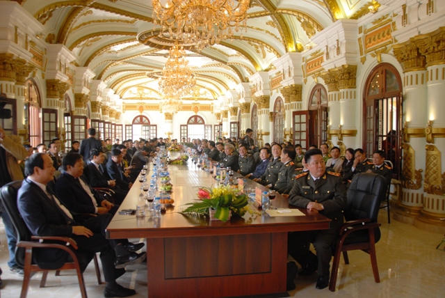 Các đại biểu tham dự buổi lễ.