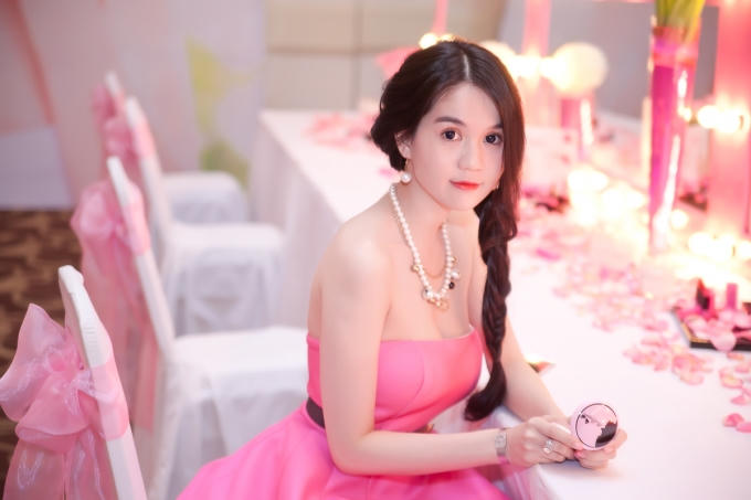 Theo tiết lộ của bầu Tiệp, cát-xê đi dự sự kiện của Ngọc Trinh dao động từ 2.000 đến 5.000 USD.