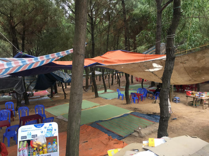 Kèm với bán hàng là dịch vụ cho thuê chiếu phục vụ khách "nghỉ chân", dù đoạn đường lên núi chưa đầy 2km.