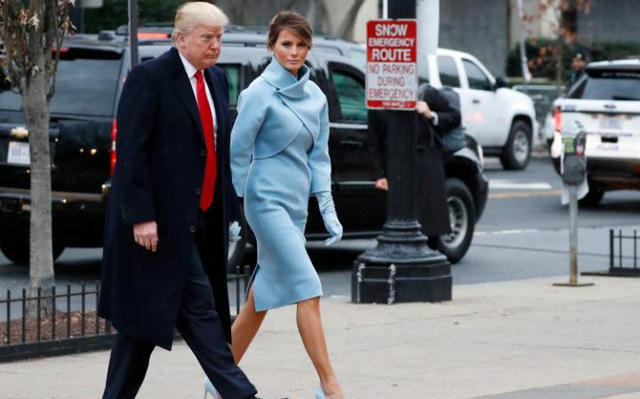 Vợ chồng Tổng thống đắc cử Trump tiến v&agrave;o nh&agrave; thờ để dự lễ cầu nguyện. (Ảnh: Telegraph)