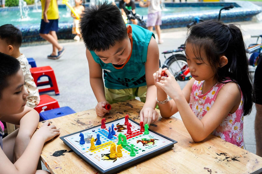 Niềm vui bừng lên khi chú ngựa đầu tiên về chuồng khi cùng bạn chơi trò cá ngựa. (Ảnh: TNPM)