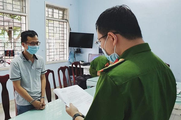 C. (trái) bị cơ quan chức năng khởi tố về hành vi “Lạm dụng tín nhiệm chiếm đoạt tài sản”. (Ảnh: CTTĐN).