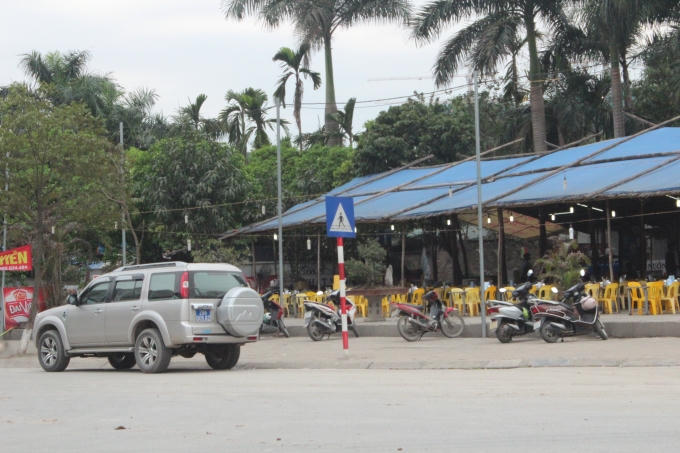 Xe của đoàn kiểm tra liên ngành tại quán nướng.