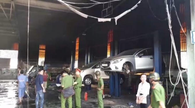 Lực lượng chức năng khám nghiệm hiện trường, điều tra vụ việc