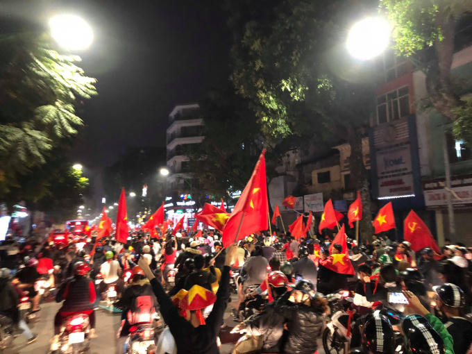 "Việt Nam vô địch" là tiếng hò reo không ngớt của các cổ động viên.