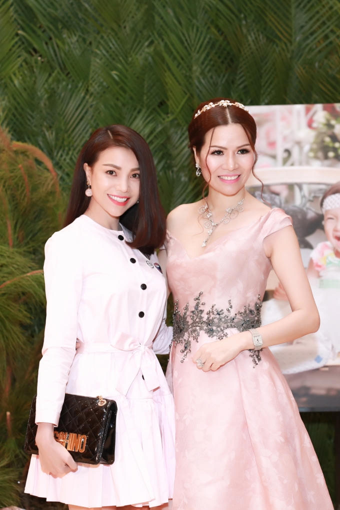 Tr&agrave; Ngọc Hằng diện v&aacute;y ng&agrave;n đ&ocirc;, lột đồ n&oacute;ng bỏng tr&ecirc;n s&acirc;n khấu