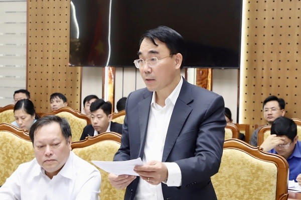 Đại diện Ban Quản lý dự án đầu tư xây dựng số 1 báo cáo tại cuộc họp.