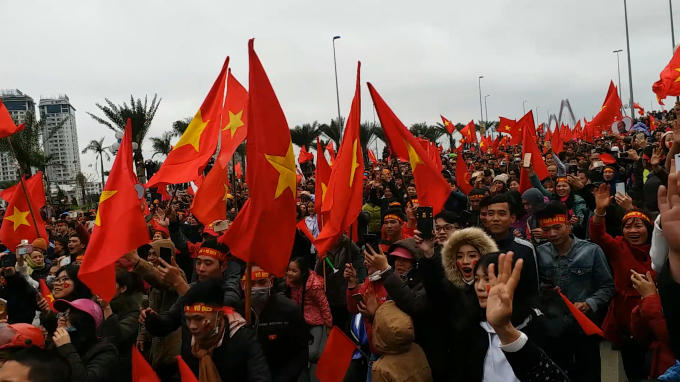 Flycam: Xe bu&yacute;t chở đội U23 Việt Nam giữa biển người ch&agrave;o đ&oacute;n chiến thắng