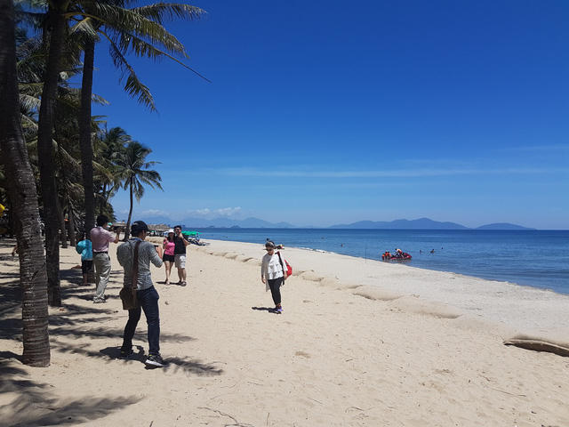 Du khách đã trở lại với biển Cửa Đại.