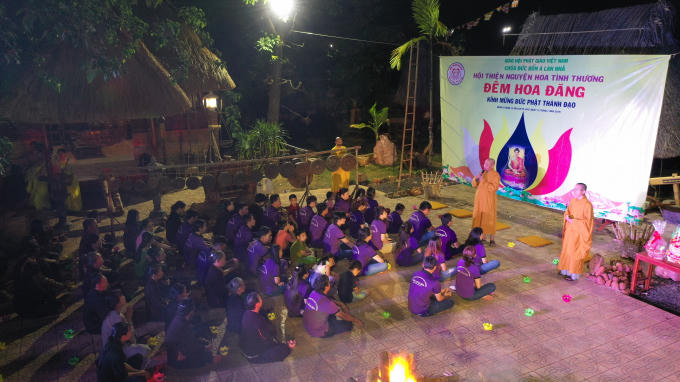 Đêm hội hoa đăng nhân buổi lễ .