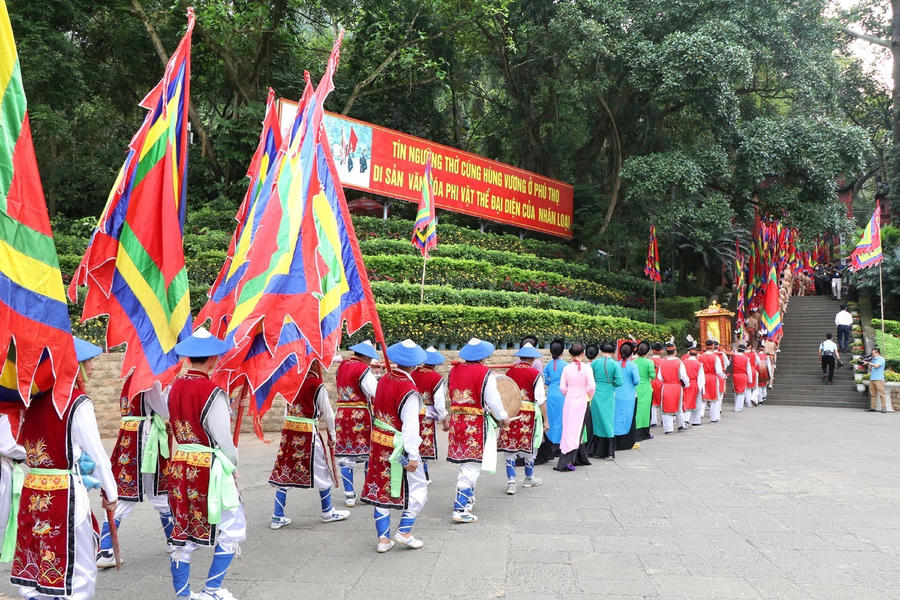 Đoàn rước kiệu dâng lễ vật hương, hoa, bánh chưng, bánh giầy gắn liền với những truyền thuyết về hoàng tử Lang Liêu và quan niệm Trời tròn-Đất vuông của cha ông ta.