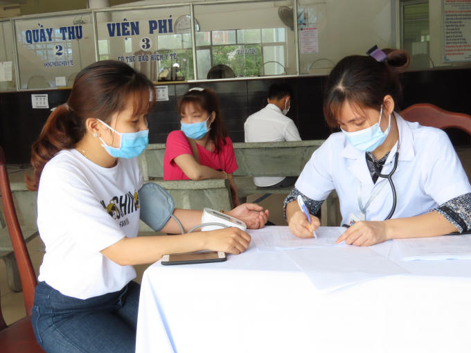 Dựa vào danh sách tiêm phòng, Bác sĩ tiến hành khám sàng lọc trước khi tiêm chủng vắcxin, thực hiện theo đúng quy định của Bộ Y tế. Người cần tiêm được các bác sĩ quan sát toàn trạng, đánh giá tình trạng sức khỏe hiện tại. Hỏi và ghi chép đầy đủ thông tin của đối tượng tiêm chủng về tiền sử bệnh tật, tiền sử dị ứng, tiền sử tiêm chủng trước đây.