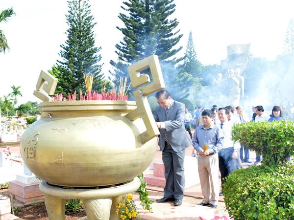 Các đại biểu dâng hương …