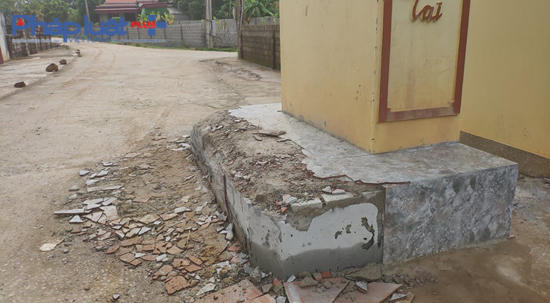 Một phần cổng làng đã bị đập phá