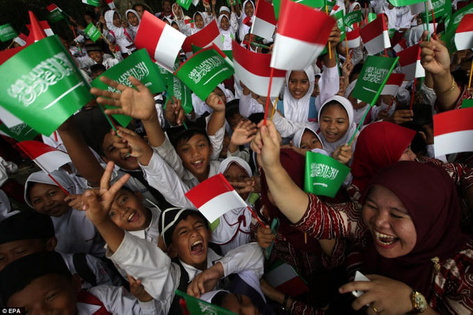 Dân chúng vẫy cờ chào đón vua Saudi đến thủ đô Jakarta.