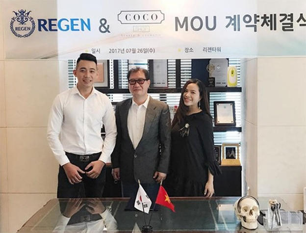 Anh Phạm Quốc Đạt (ngoài cùng bên trái) đang gặp gỡ đối tác.