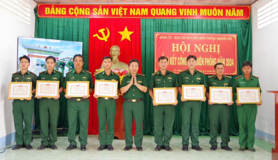 Đại tá Phạm Minh Giang - Tỉnh uỷ viên, Bí thư Đảng uỷ, Chính uỷ BĐBP tỉnh Cà Mau tặng Giấy khen cho các tập thể, cá nhân đơn vị có thành tích trong thực hiện nhiệm vụ năm 2024.