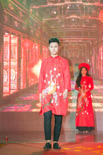 Áo dài Nam trong cặp áo dài Khổng Tước.