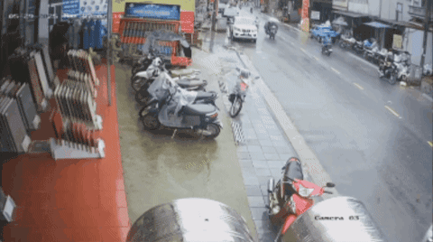 Ô tô mất lai gây tai nạn liên hoàn khiến 1 bé gái tử vong tại chỗ. (Ảnh cắt từ video camera an ninh)