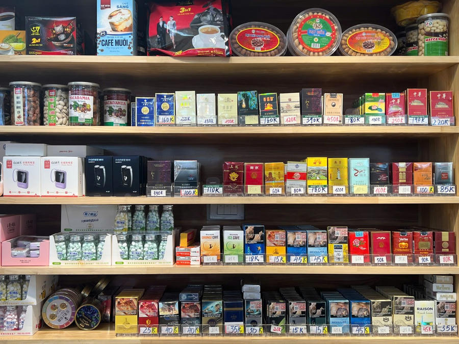 Tương tự các rượu, các loại thuốc lá Trung Quốc được bày bán tại đây cũng không hề được dán nhãn phụ bằng Tiếng Việt và tem nhập khẩu.