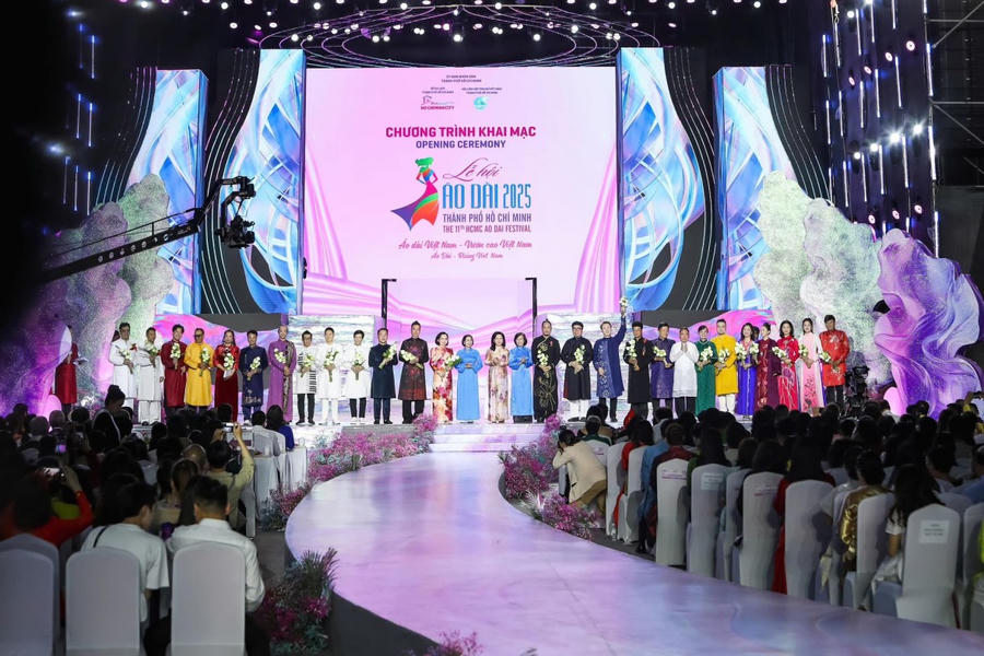 Lãnh đạo TP trao hoa cho các đại sứ đồng hành cùng lễ hội.