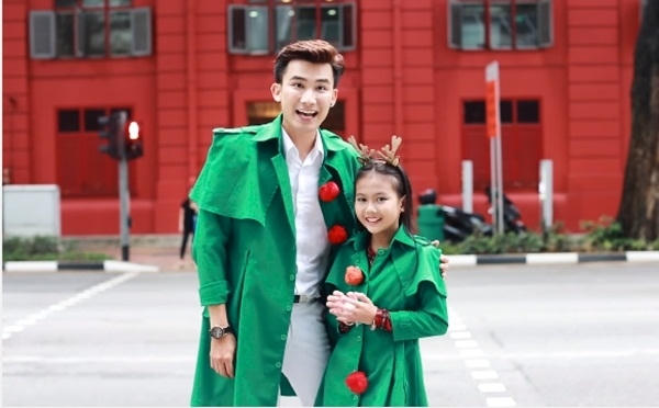 Kh&ocirc;ng tất bật trang tr&iacute; c&acirc;y th&ocirc;ng Noel, cặp thầy tr&ograve; Gương mặt th&acirc;n quen nh&iacute; Ch&iacute; Thiện, Bảo An ch&agrave;o đ&oacute;n Gi&aacute;ng sinh bằng việc cho ra mắt MV Li&ecirc;n kh&uacute;c Gi&aacute;ng sinh. Được biết, cả 2 thầy tr&ograve; cất c&ocirc;ng sang Singgapore để c&oacute; thể mang đến kh&ocirc;ng gian Noel quen thuộc v&agrave;o trong MV mới n&agrave;y.