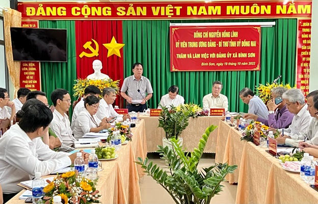 Phó chủ tịch UBND tỉnh Võ Tấn Đức trao đổi về những kiến nghị của xã Bình Sơn.