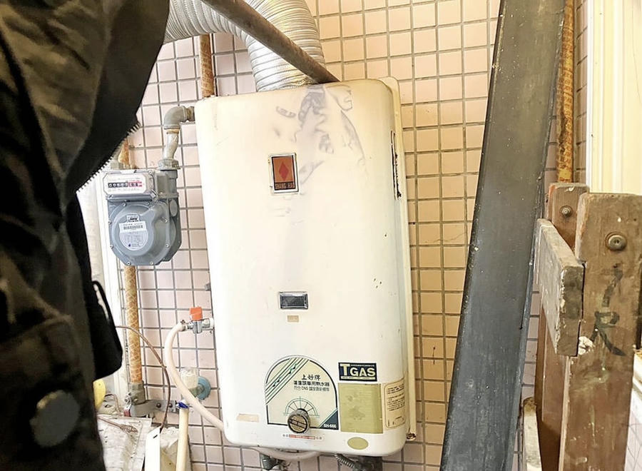 Khí CO từ máy nước nóng trong không gian kín được cho là nguyên nhân gây tử vong cho các nạn nhân.